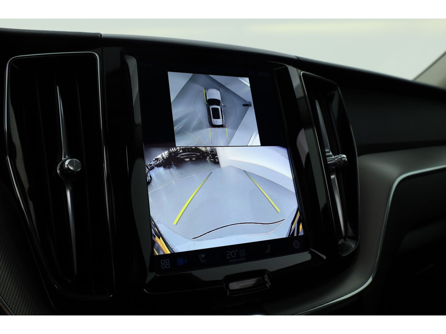 Volvo XC60 2.0 T8 Plug-in hybrid AWD Plus Dark Pano-dak | Head-up | Adap. cruise | 360 camera | H&K Audio 4x stoel + stuurverw. |