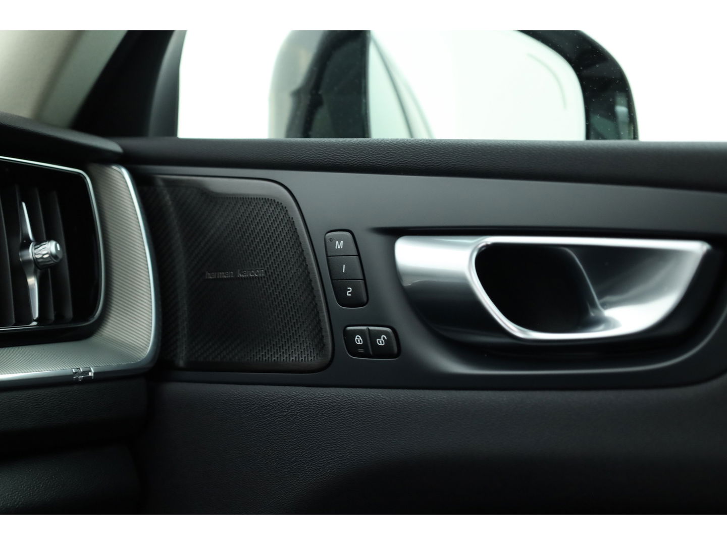 Volvo XC60 2.0 T8 Plug-in hybrid AWD Plus Dark Pano-dak | Head-up | Adap. cruise | 360 camera | H&K Audio 4x stoel + stuurverw. |