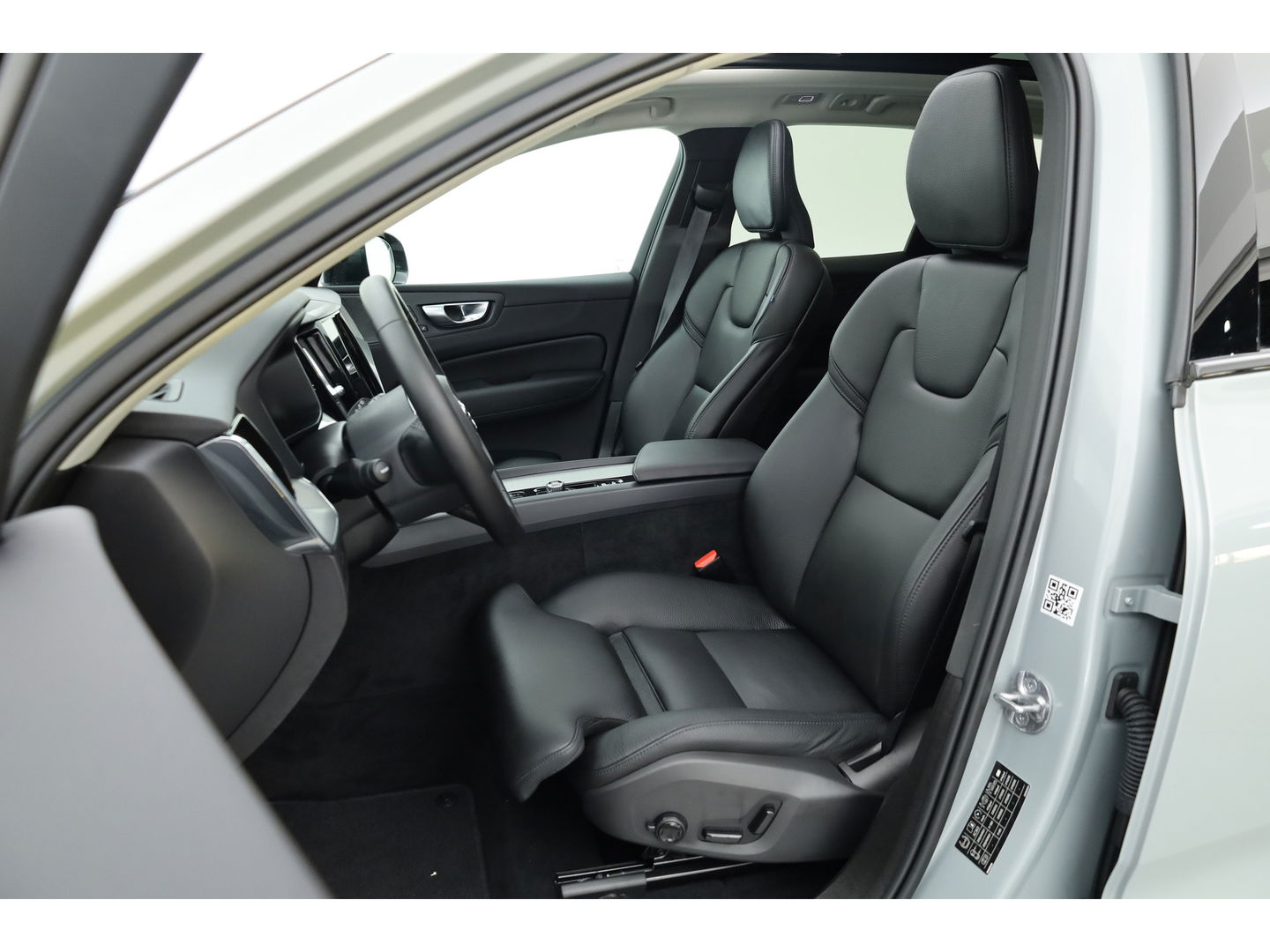 Volvo XC60 2.0 T8 Plug-in hybrid AWD Plus Dark Pano-dak | Head-up | Adap. cruise | 360 camera | H&K Audio 4x stoel + stuurverw. |