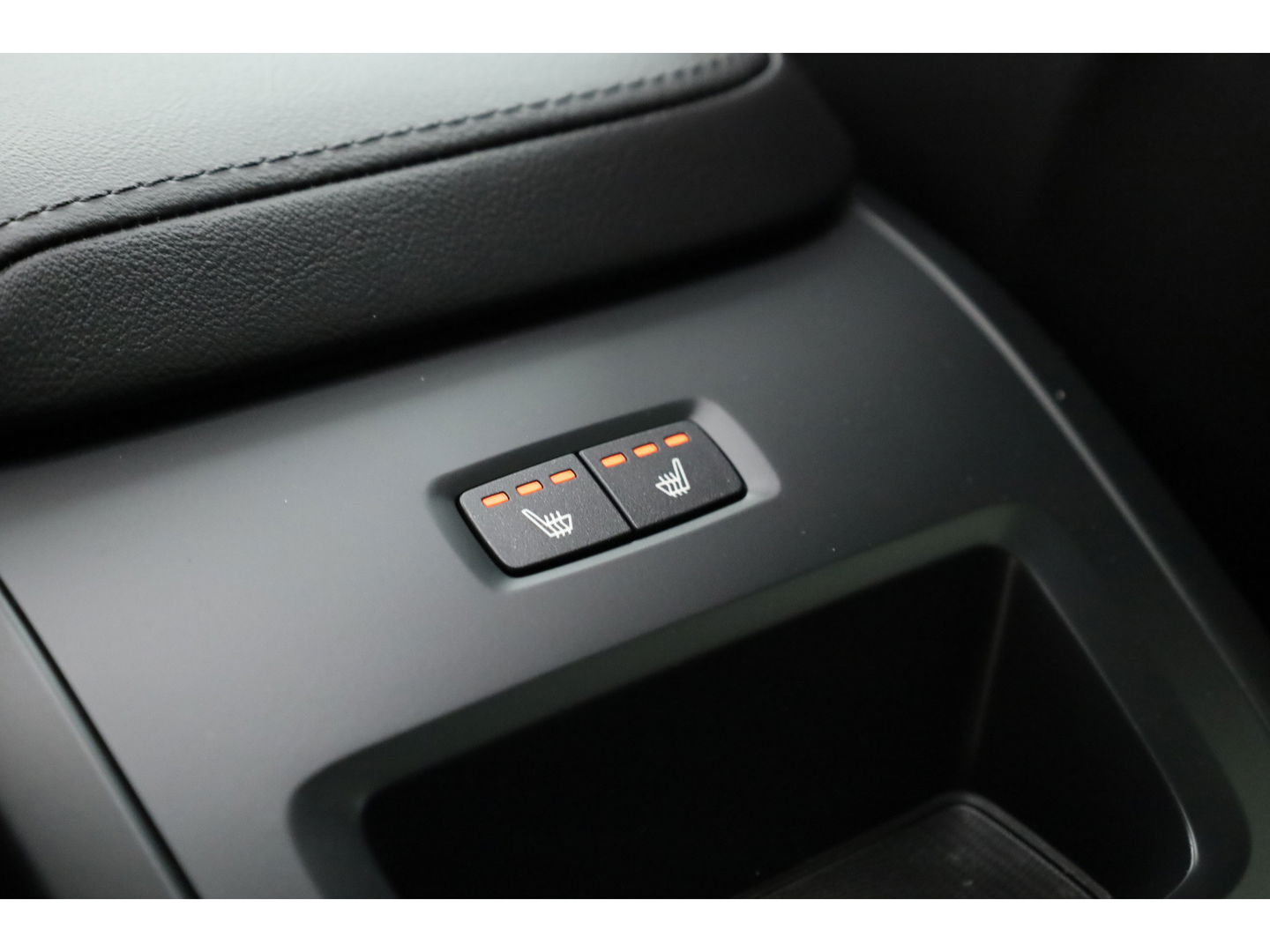 Volvo XC60 2.0 T8 Plug-in hybrid AWD Plus Dark Pano-dak | Head-up | Adap. cruise | 360 camera | H&K Audio 4x stoel + stuurverw. |