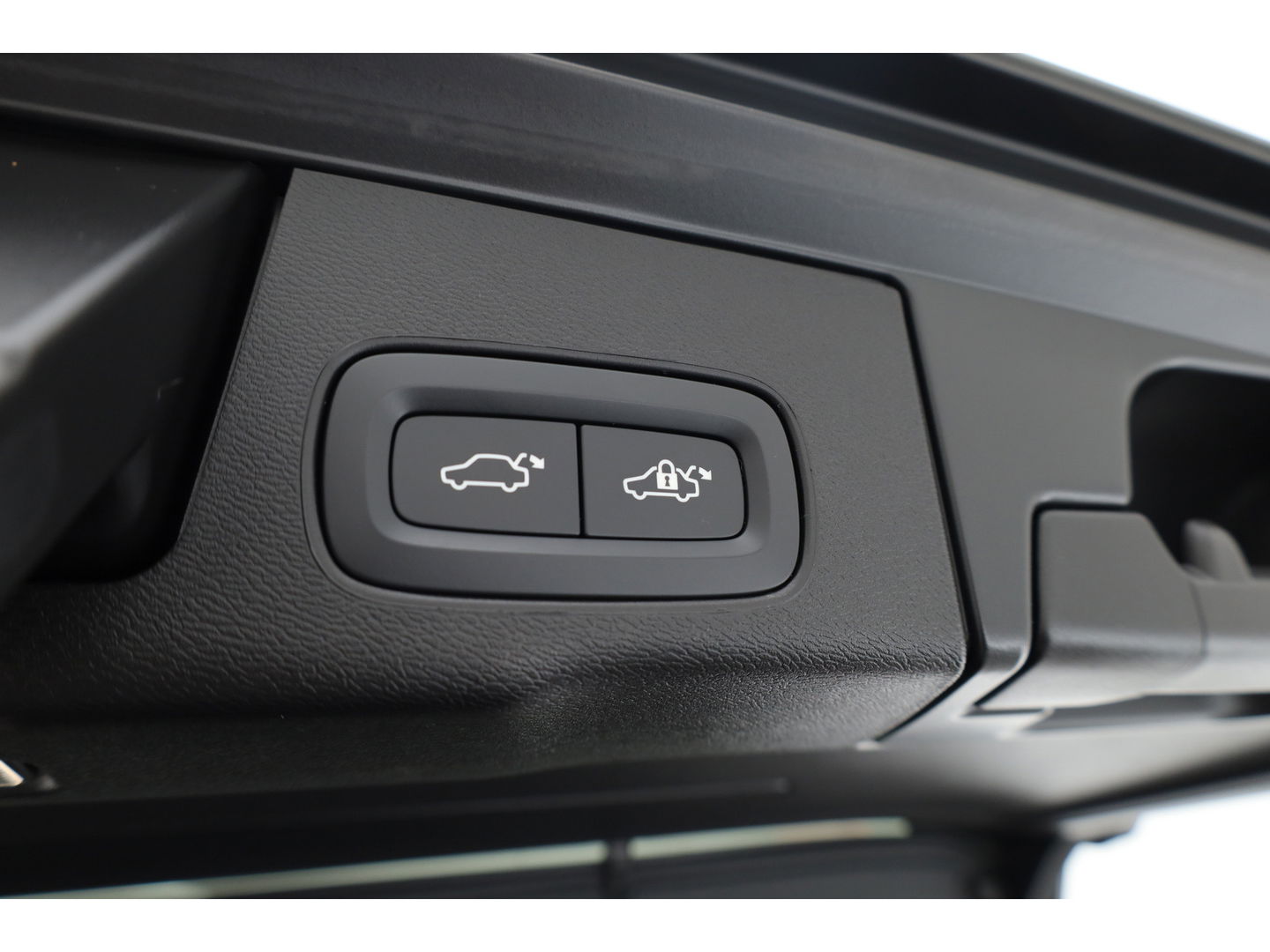 Volvo XC60 2.0 T8 Plug-in hybrid AWD Plus Dark Pano-dak | Head-up | Adap. cruise | 360 camera | H&K Audio 4x stoel + stuurverw. |