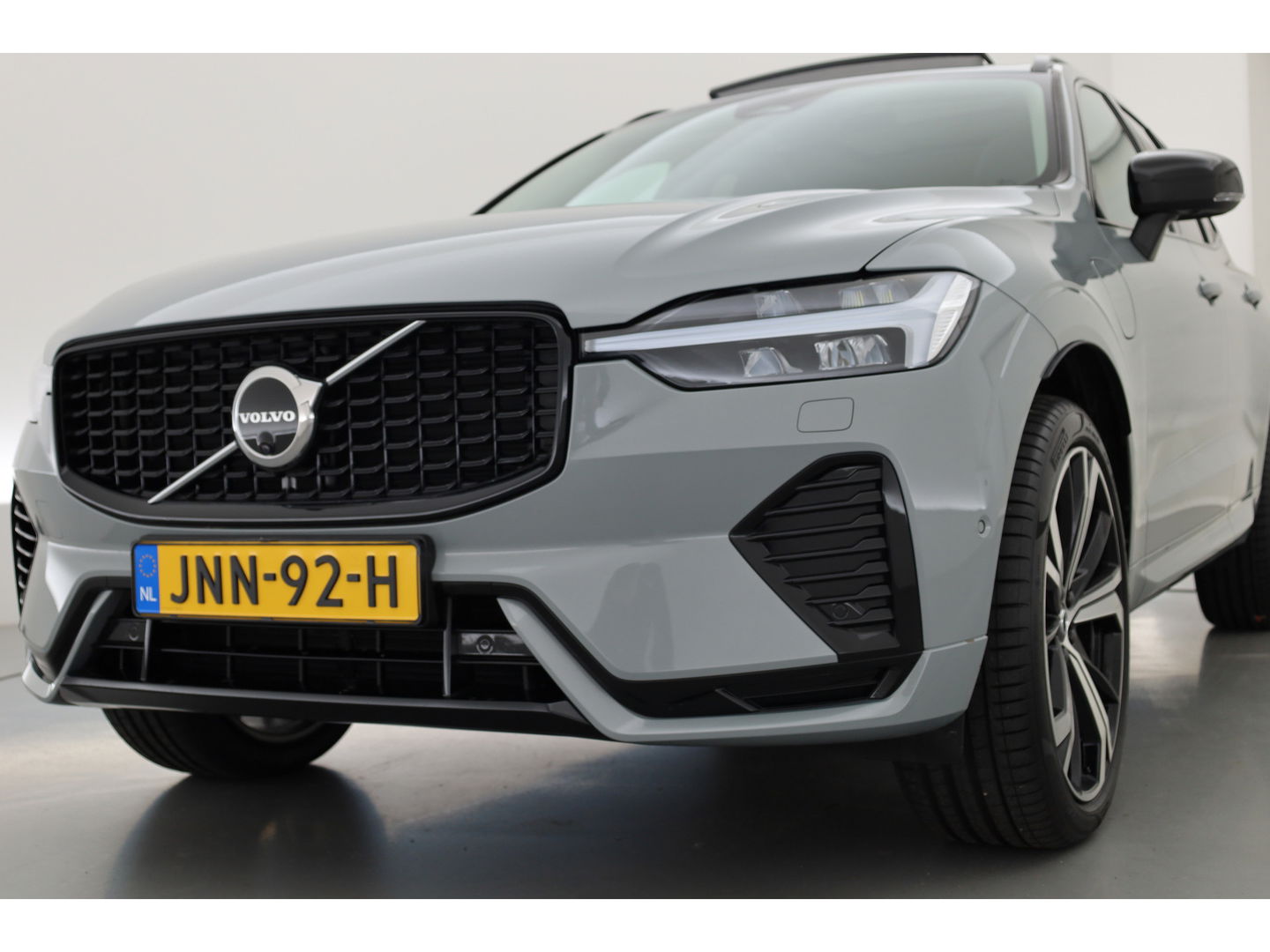 Volvo XC60 2.0 T8 Plug-in hybrid AWD Plus Dark Pano-dak | Head-up | Adap. cruise | 360 camera | H&K Audio 4x stoel + stuurverw. |