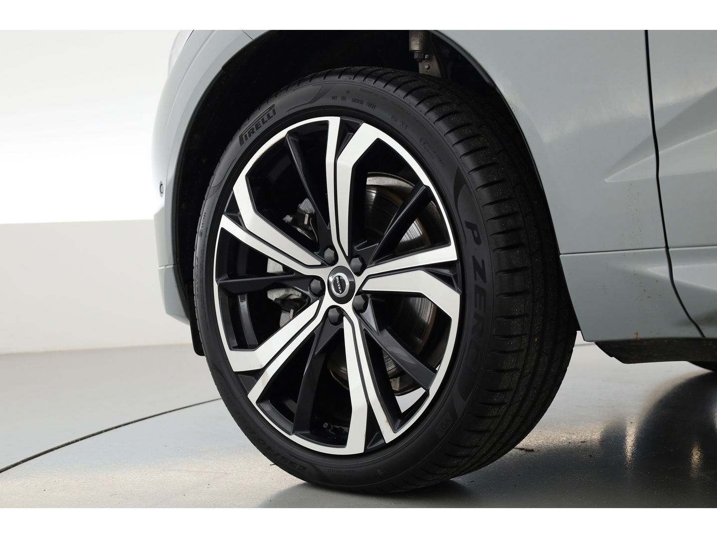 Volvo XC60 2.0 T8 Plug-in hybrid AWD Plus Dark Pano-dak | Head-up | Adap. cruise | 360 camera | H&K Audio 4x stoel + stuurverw. |