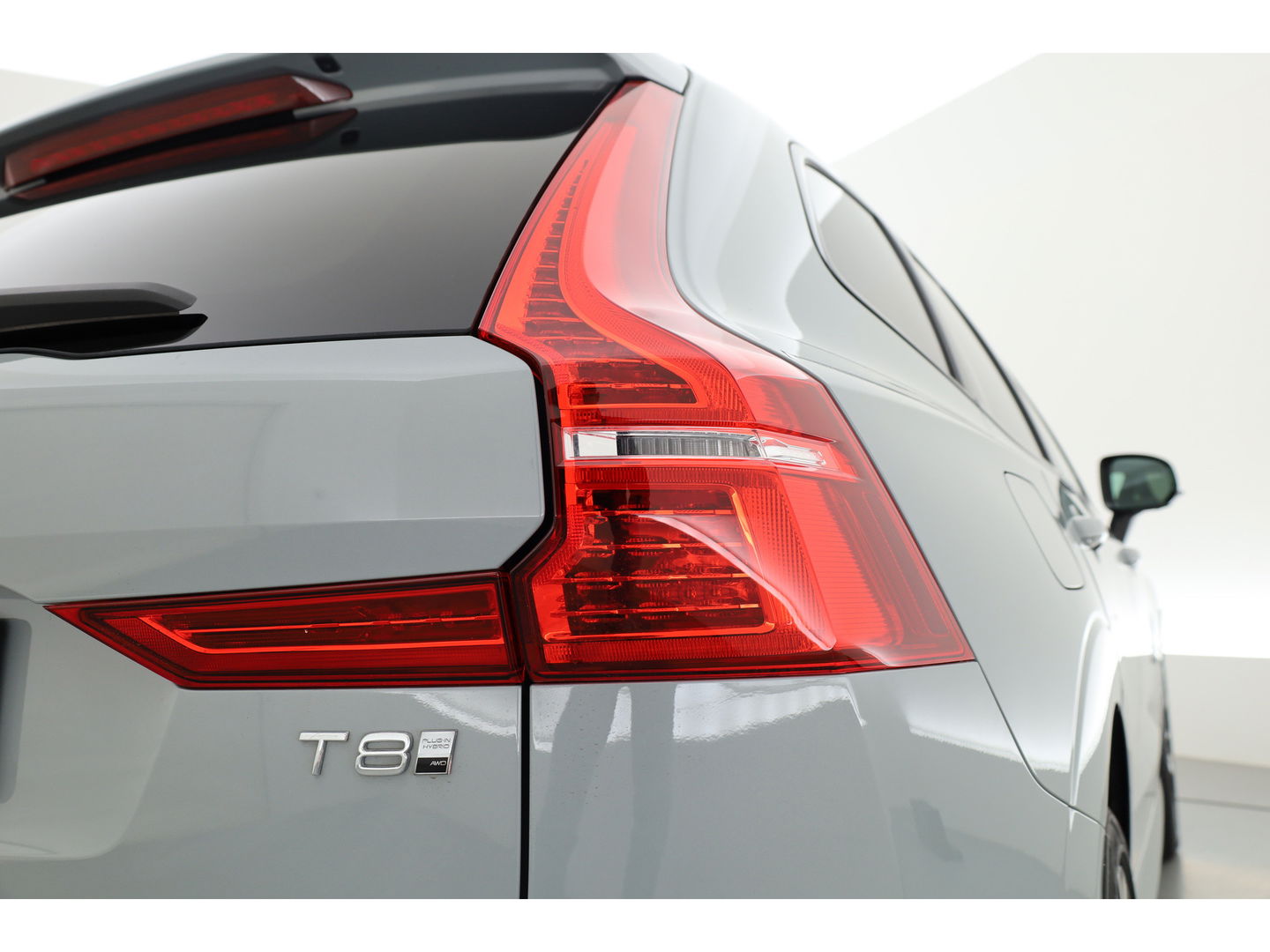 Volvo XC60 2.0 T8 Plug-in hybrid AWD Plus Dark Pano-dak | Head-up | Adap. cruise | 360 camera | H&K Audio 4x stoel + stuurverw. |