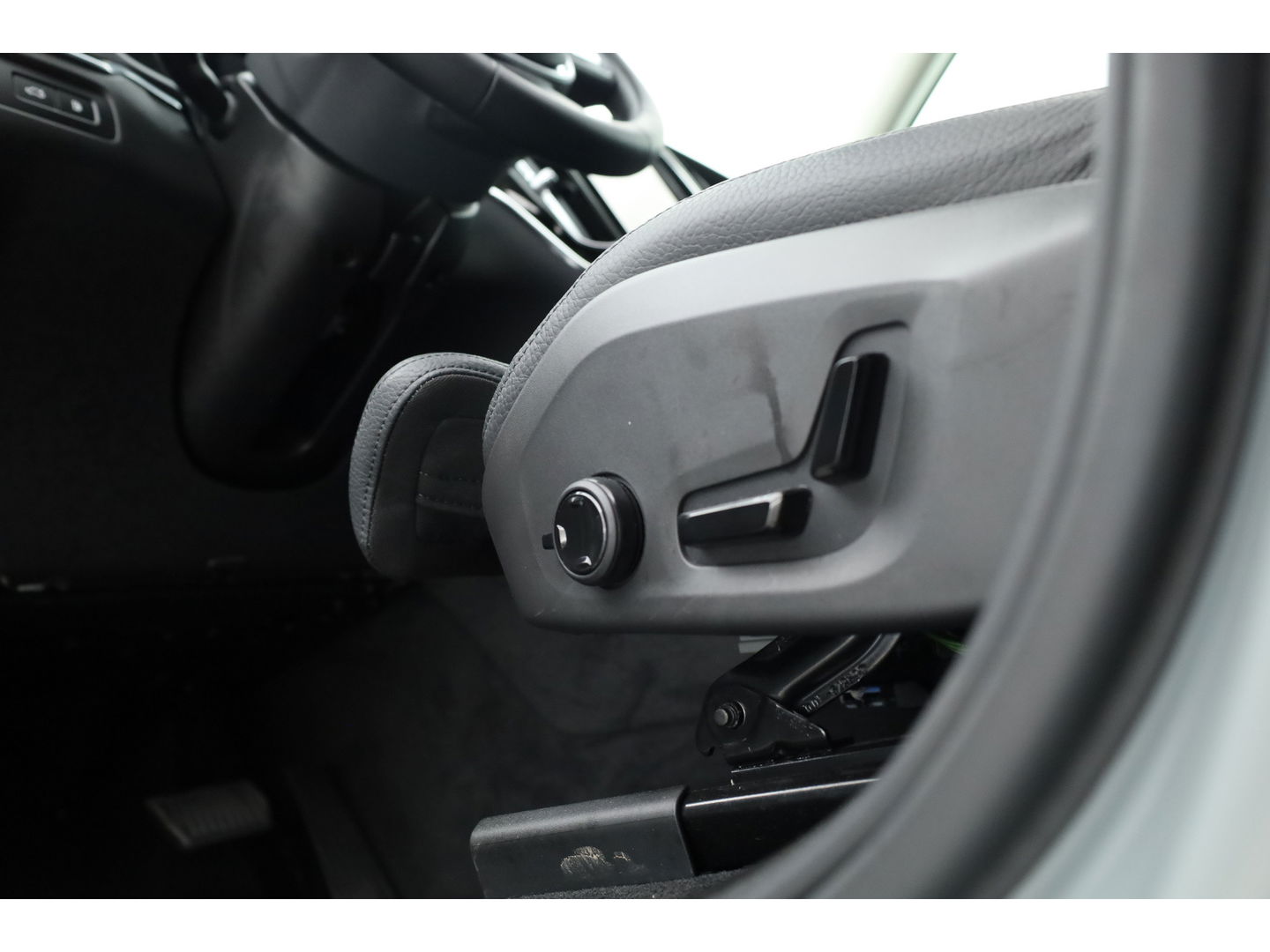 Volvo XC60 2.0 T8 Plug-in hybrid AWD Plus Dark Pano-dak | Head-up | Adap. cruise | 360 camera | H&K Audio 4x stoel + stuurverw. |