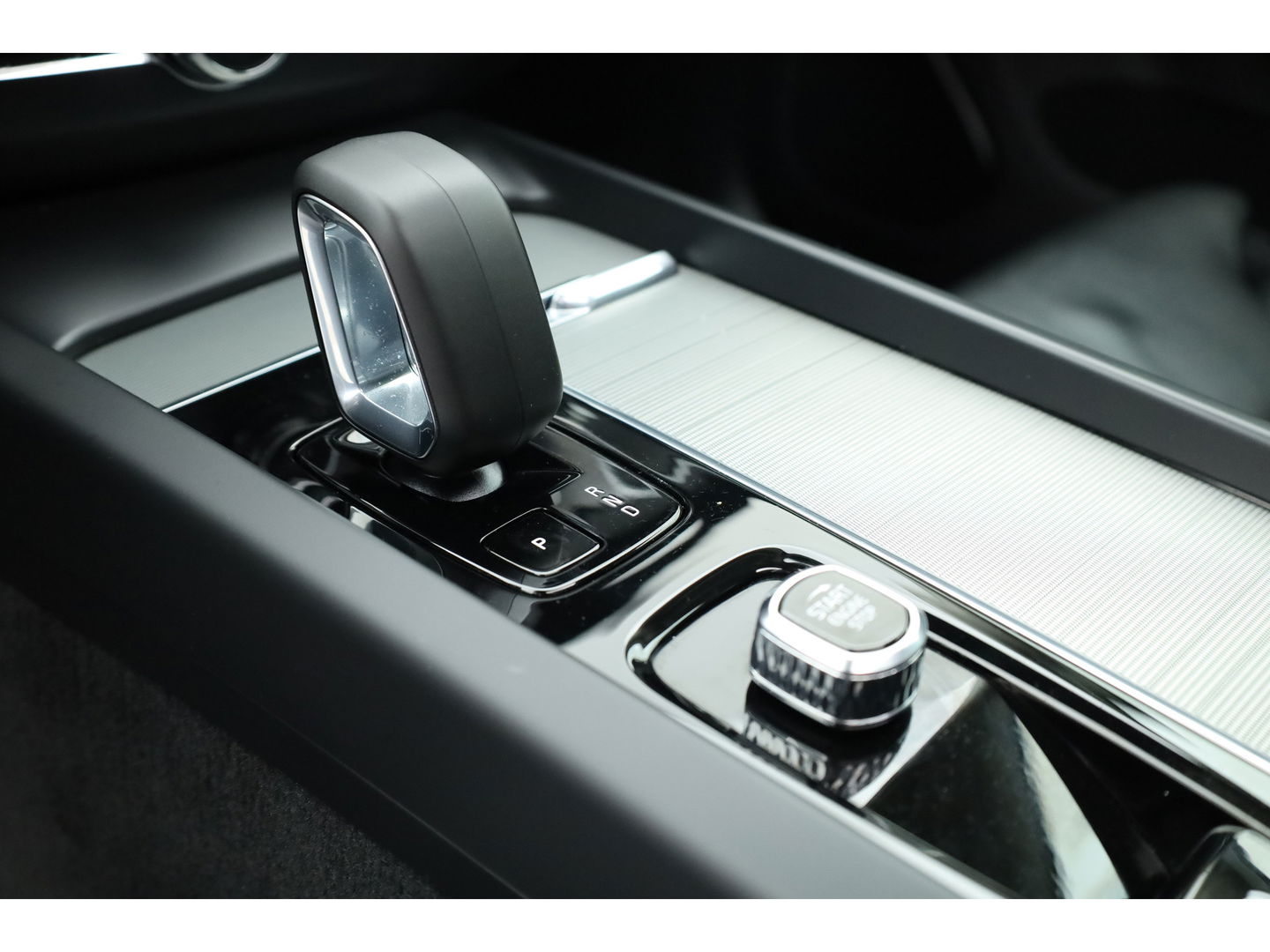 Volvo XC60 2.0 T8 Plug-in hybrid AWD Plus Dark Pano-dak | Head-up | Adap. cruise | 360 camera | H&K Audio 4x stoel + stuurverw. |