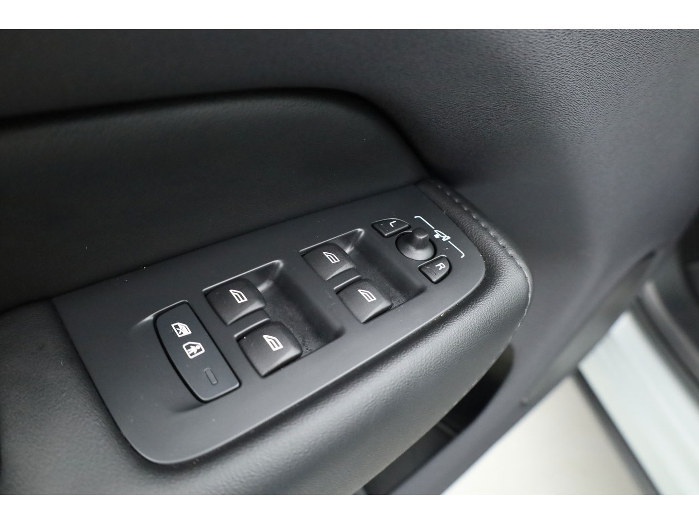 Volvo XC60 2.0 T8 Plug-in hybrid AWD Plus Dark Pano-dak | Head-up | Adap. cruise | 360 camera | H&K Audio 4x stoel + stuurverw. |