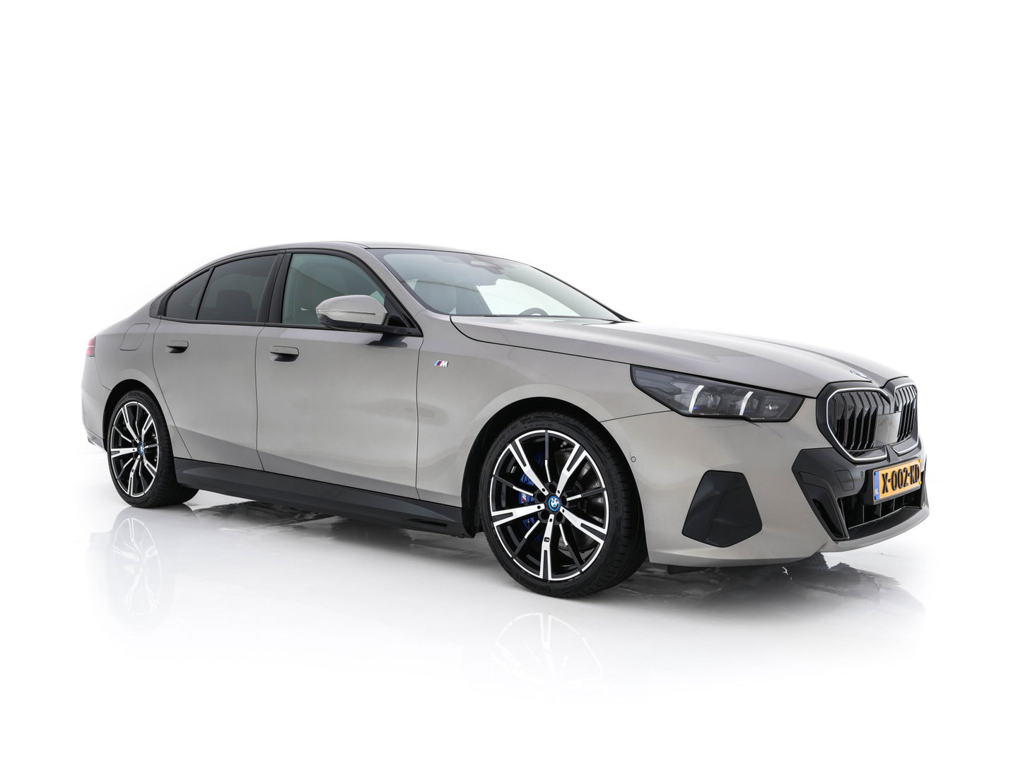 BMW i5 eDrive 40 M-Sport 84 kWh [ 3-Fase ] { SOH-96% } (INCL-BTW) *PANO | HEAD-UP | TWO-TONE-LUXURY-LEATHER | FULL-LED | BLIND-SPOT | HARMAN-KARDON-SURROUND | COMFORTSEATS |  WIDESCREEN-DIGICOCKPIT | AMBIENT-LIGHT | KEYLESS | TOPVIEW | DAB | ...