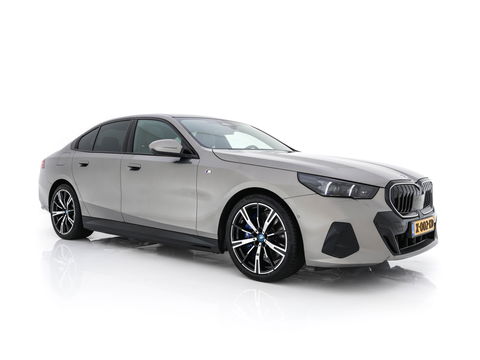 BMW i5 eDrive 40 M-Sport 84 kWh [ 3-Fase ] { SOH-96% } (INCL-BTW) *PANO | HEAD-UP | TWO-TONE-LUXURY-LEATHER | FULL-LED | BLIND-SPOT | HARMAN-KARDON-SURROUND | COMFORTSEATS |  WIDESCREEN-DIGICOCKPIT | AMBIENT-LIGHT | KEYLESS | TOPVIEW | DAB | ...