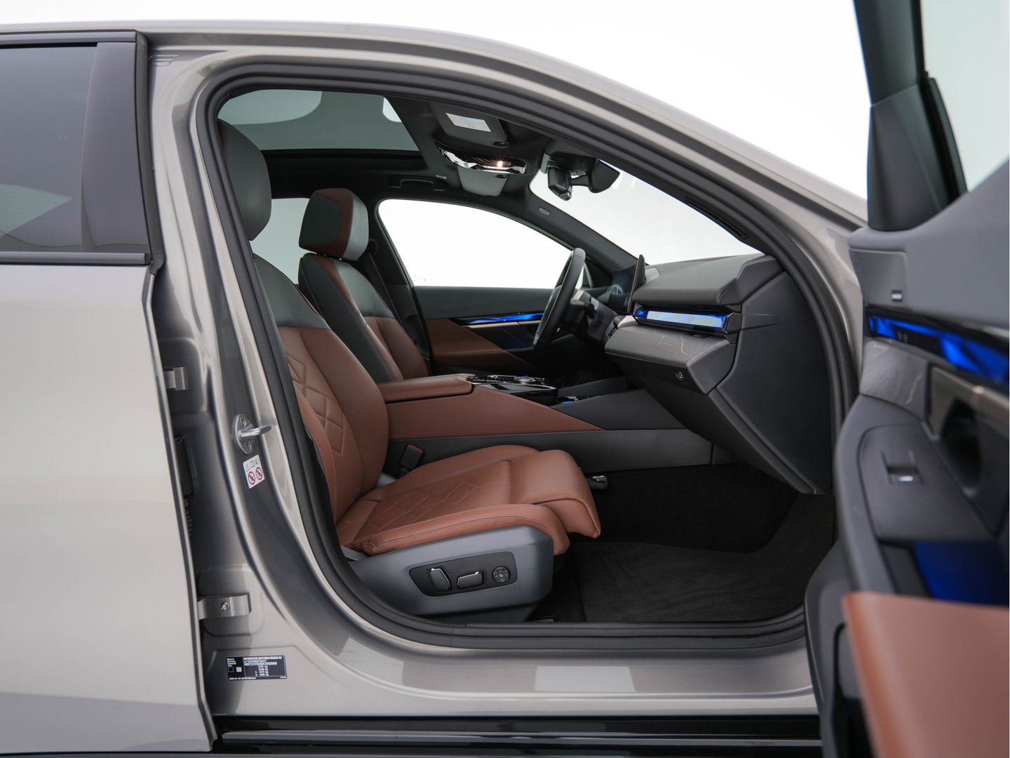 BMW i5 eDrive 40 M-Sport 84 kWh [ 3-Fase ] { SOH-96% } (INCL-BTW) *PANO | HEAD-UP | TWO-TONE-LUXURY-LEATHER | FULL-LED | BLIND-SPOT | HARMAN-KARDON-SURROUND | COMFORTSEATS |  WIDESCREEN-DIGICOCKPIT | AMBIENT-LIGHT | KEYLESS | TOPVIEW | DAB | ...