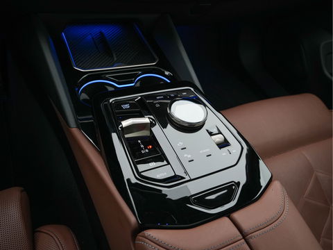 BMW i5 eDrive 40 M-Sport 84 kWh [ 3-Fase ] { SOH-96% } (INCL-BTW) *PANO | HEAD-UP | TWO-TONE-LUXURY-LEATHER | FULL-LED | BLIND-SPOT | HARMAN-KARDON-SURROUND | COMFORTSEATS |  WIDESCREEN-DIGICOCKPIT | AMBIENT-LIGHT | KEYLESS | TOPVIEW | DAB | ...