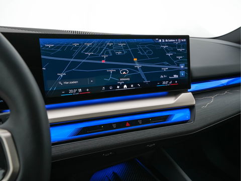 BMW i5 eDrive 40 M-Sport 84 kWh [ 3-Fase ] { SOH-96% } (INCL-BTW) *PANO | HEAD-UP | TWO-TONE-LUXURY-LEATHER | FULL-LED | BLIND-SPOT | HARMAN-KARDON-SURROUND | COMFORTSEATS |  WIDESCREEN-DIGICOCKPIT | AMBIENT-LIGHT | KEYLESS | TOPVIEW | DAB | ...