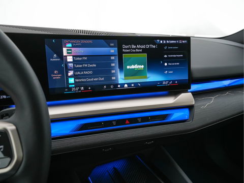 BMW i5 eDrive 40 M-Sport 84 kWh [ 3-Fase ] { SOH-96% } (INCL-BTW) *PANO | HEAD-UP | TWO-TONE-LUXURY-LEATHER | FULL-LED | BLIND-SPOT | HARMAN-KARDON-SURROUND | COMFORTSEATS |  WIDESCREEN-DIGICOCKPIT | AMBIENT-LIGHT | KEYLESS | TOPVIEW | DAB | ...