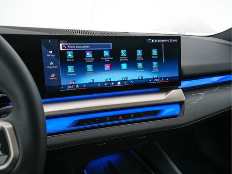 BMW i5 eDrive 40 M-Sport 84 kWh [ 3-Fase ] { SOH-96% } (INCL-BTW) *PANO | HEAD-UP | TWO-TONE-LUXURY-LEATHER | FULL-LED | BLIND-SPOT | HARMAN-KARDON-SURROUND | COMFORTSEATS |  WIDESCREEN-DIGICOCKPIT | AMBIENT-LIGHT | KEYLESS | TOPVIEW | DAB | ...