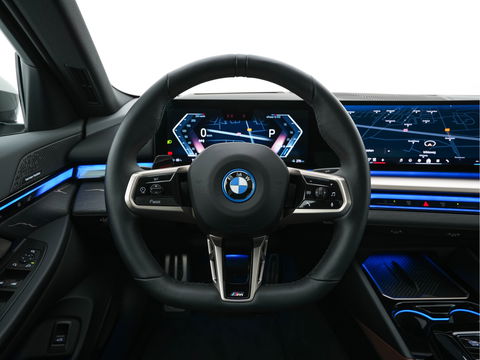 BMW i5 eDrive 40 M-Sport 84 kWh [ 3-Fase ] { SOH-96% } (INCL-BTW) *PANO | HEAD-UP | TWO-TONE-LUXURY-LEATHER | FULL-LED | BLIND-SPOT | HARMAN-KARDON-SURROUND | COMFORTSEATS |  WIDESCREEN-DIGICOCKPIT | AMBIENT-LIGHT | KEYLESS | TOPVIEW | DAB | ...