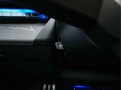 BMW i5 eDrive 40 M-Sport 84 kWh [ 3-Fase ] { SOH-96% } (INCL-BTW) *PANO | HEAD-UP | TWO-TONE-LUXURY-LEATHER | FULL-LED | BLIND-SPOT | HARMAN-KARDON-SURROUND | COMFORTSEATS |  WIDESCREEN-DIGICOCKPIT | AMBIENT-LIGHT | KEYLESS | TOPVIEW | DAB | ...