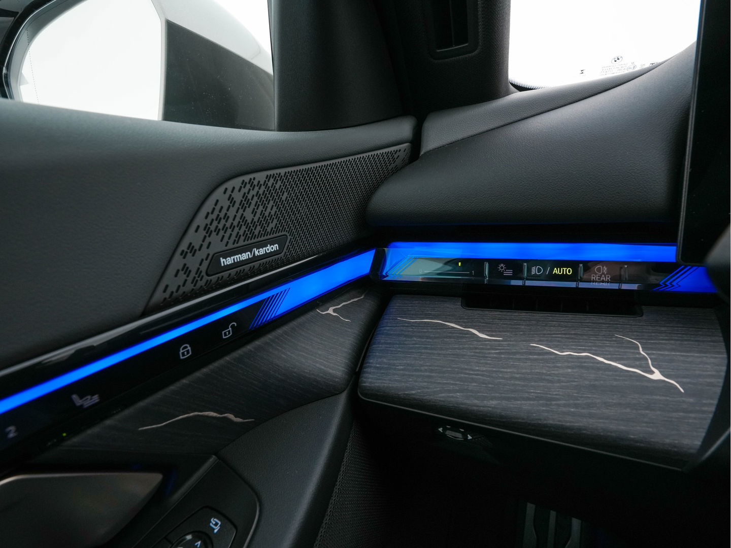 BMW i5 eDrive 40 M-Sport 84 kWh [ 3-Fase ] { SOH-96% } (INCL-BTW) *PANO | HEAD-UP | TWO-TONE-LUXURY-LEATHER | FULL-LED | BLIND-SPOT | HARMAN-KARDON-SURROUND | COMFORTSEATS |  WIDESCREEN-DIGICOCKPIT | AMBIENT-LIGHT | KEYLESS | TOPVIEW | DAB | ...