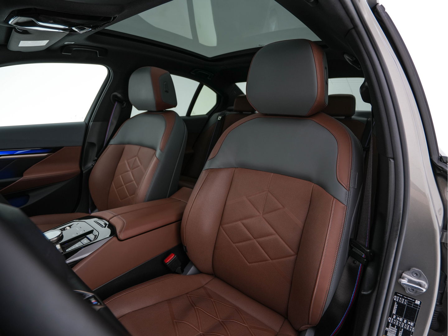 BMW i5 eDrive 40 M-Sport 84 kWh [ 3-Fase ] { SOH-96% } (INCL-BTW) *PANO | HEAD-UP | TWO-TONE-LUXURY-LEATHER | FULL-LED | BLIND-SPOT | HARMAN-KARDON-SURROUND | COMFORTSEATS |  WIDESCREEN-DIGICOCKPIT | AMBIENT-LIGHT | KEYLESS | TOPVIEW | DAB | ...