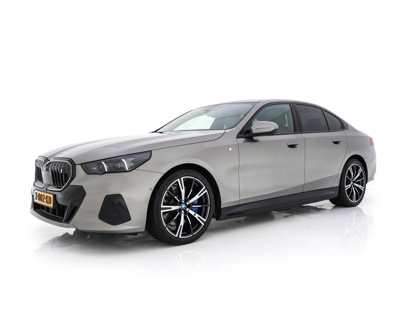 BMW i5 eDrive 40 M-Sport 84 kWh [ 3-Fase ] { SOH-96% } (INCL-BTW) *PANO | HEAD-UP | TWO-TONE-LUXURY-LEATHER | FULL-LED | BLIND-SPOT | HARMAN-KARDON-SURROUND | COMFORTSEATS |  WIDESCREEN-DIGICOCKPIT | AMBIENT-LIGHT | KEYLESS | TOPVIEW | DAB | ...