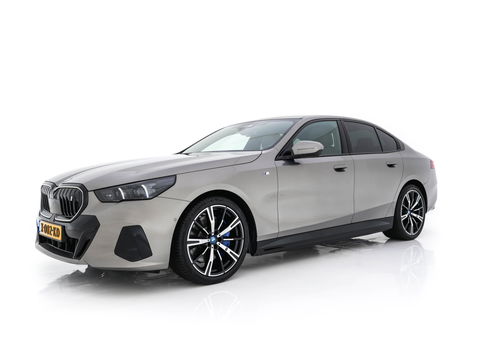 BMW i5 eDrive 40 M-Sport 84 kWh [ 3-Fase ] { SOH-96% } (INCL-BTW) *PANO | HEAD-UP | TWO-TONE-LUXURY-LEATHER | FULL-LED | BLIND-SPOT | HARMAN-KARDON-SURROUND | COMFORTSEATS |  WIDESCREEN-DIGICOCKPIT | AMBIENT-LIGHT | KEYLESS | TOPVIEW | DAB | ...
