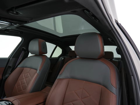 BMW i5 eDrive 40 M-Sport 84 kWh [ 3-Fase ] { SOH-96% } (INCL-BTW) *PANO | HEAD-UP | TWO-TONE-LUXURY-LEATHER | FULL-LED | BLIND-SPOT | HARMAN-KARDON-SURROUND | COMFORTSEATS |  WIDESCREEN-DIGICOCKPIT | AMBIENT-LIGHT | KEYLESS | TOPVIEW | DAB | ...
