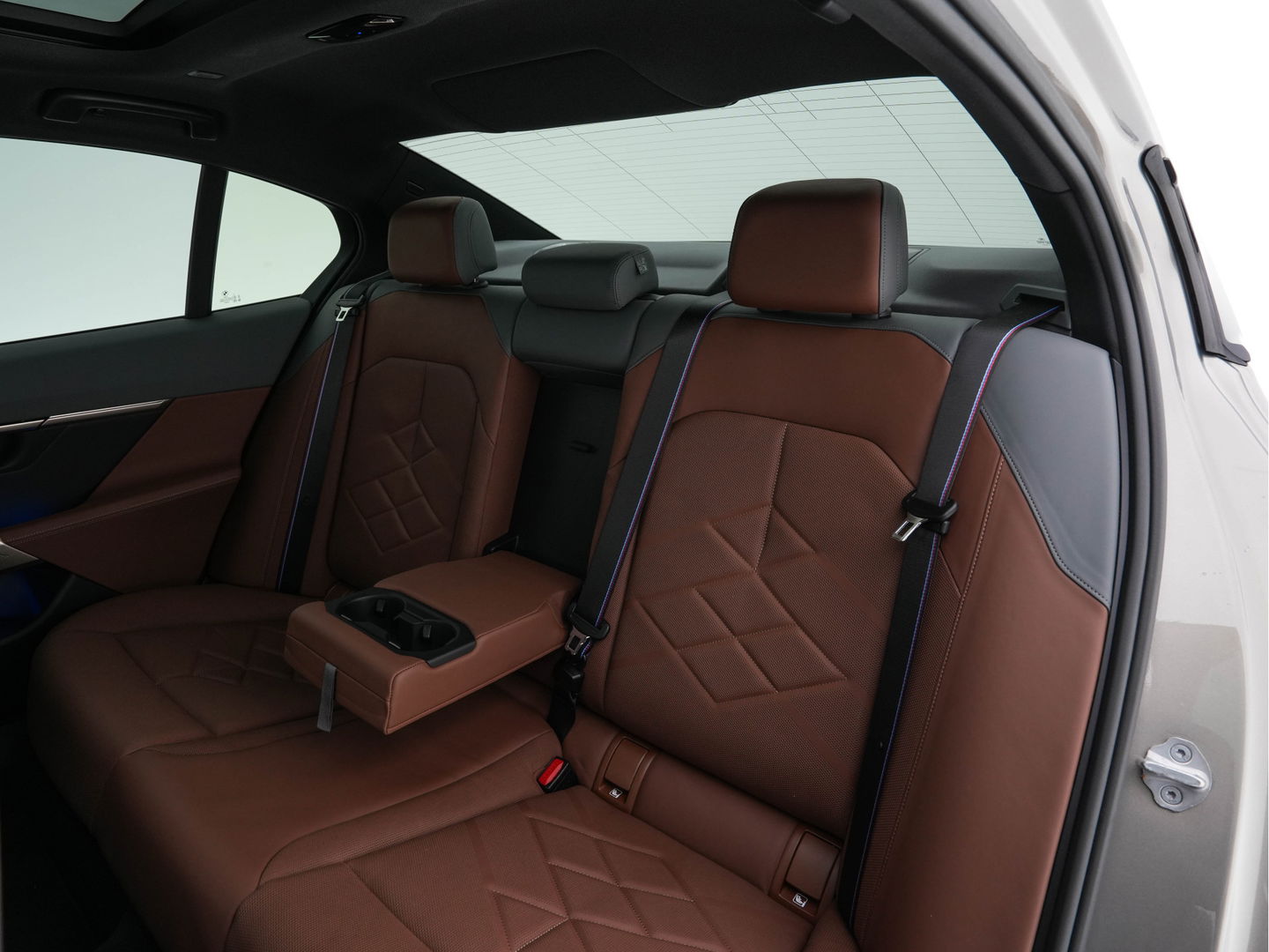 BMW i5 eDrive 40 M-Sport 84 kWh [ 3-Fase ] { SOH-96% } (INCL-BTW) *PANO | HEAD-UP | TWO-TONE-LUXURY-LEATHER | FULL-LED | BLIND-SPOT | HARMAN-KARDON-SURROUND | COMFORTSEATS |  WIDESCREEN-DIGICOCKPIT | AMBIENT-LIGHT | KEYLESS | TOPVIEW | DAB | ...