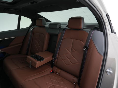 BMW i5 eDrive 40 M-Sport 84 kWh [ 3-Fase ] { SOH-96% } (INCL-BTW) *PANO | HEAD-UP | TWO-TONE-LUXURY-LEATHER | FULL-LED | BLIND-SPOT | HARMAN-KARDON-SURROUND | COMFORTSEATS |  WIDESCREEN-DIGICOCKPIT | AMBIENT-LIGHT | KEYLESS | TOPVIEW | DAB | ...