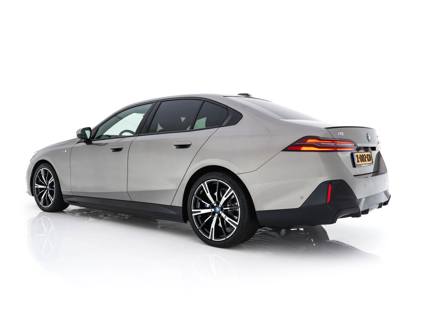 BMW i5 eDrive 40 M-Sport 84 kWh [ 3-Fase ] { SOH-96% } (INCL-BTW) *PANO | HEAD-UP | TWO-TONE-LUXURY-LEATHER | FULL-LED | BLIND-SPOT | HARMAN-KARDON-SURROUND | COMFORTSEATS |  WIDESCREEN-DIGICOCKPIT | AMBIENT-LIGHT | KEYLESS | TOPVIEW | DAB | ...