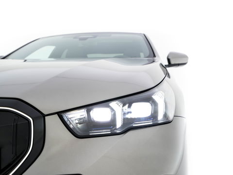 BMW i5 eDrive 40 M-Sport 84 kWh [ 3-Fase ] { SOH-96% } (INCL-BTW) *PANO | HEAD-UP | TWO-TONE-LUXURY-LEATHER | FULL-LED | BLIND-SPOT | HARMAN-KARDON-SURROUND | COMFORTSEATS |  WIDESCREEN-DIGICOCKPIT | AMBIENT-LIGHT | KEYLESS | TOPVIEW | DAB | ...