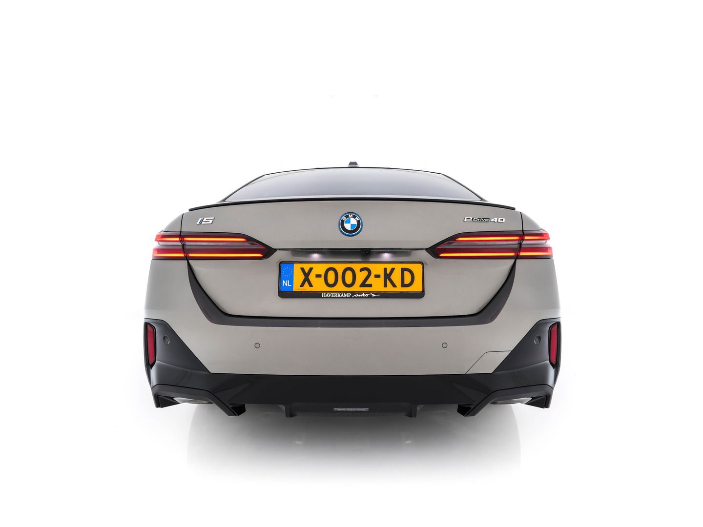 BMW i5 eDrive 40 M-Sport 84 kWh [ 3-Fase ] { SOH-96% } (INCL-BTW) *PANO | HEAD-UP | TWO-TONE-LUXURY-LEATHER | FULL-LED | BLIND-SPOT | HARMAN-KARDON-SURROUND | COMFORTSEATS |  WIDESCREEN-DIGICOCKPIT | AMBIENT-LIGHT | KEYLESS | TOPVIEW | DAB | ...