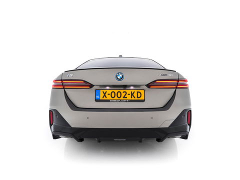 BMW i5 eDrive 40 M-Sport 84 kWh [ 3-Fase ] { SOH-96% } (INCL-BTW) *PANO | HEAD-UP | TWO-TONE-LUXURY-LEATHER | FULL-LED | BLIND-SPOT | HARMAN-KARDON-SURROUND | COMFORTSEATS |  WIDESCREEN-DIGICOCKPIT | AMBIENT-LIGHT | KEYLESS | TOPVIEW | DAB | ...