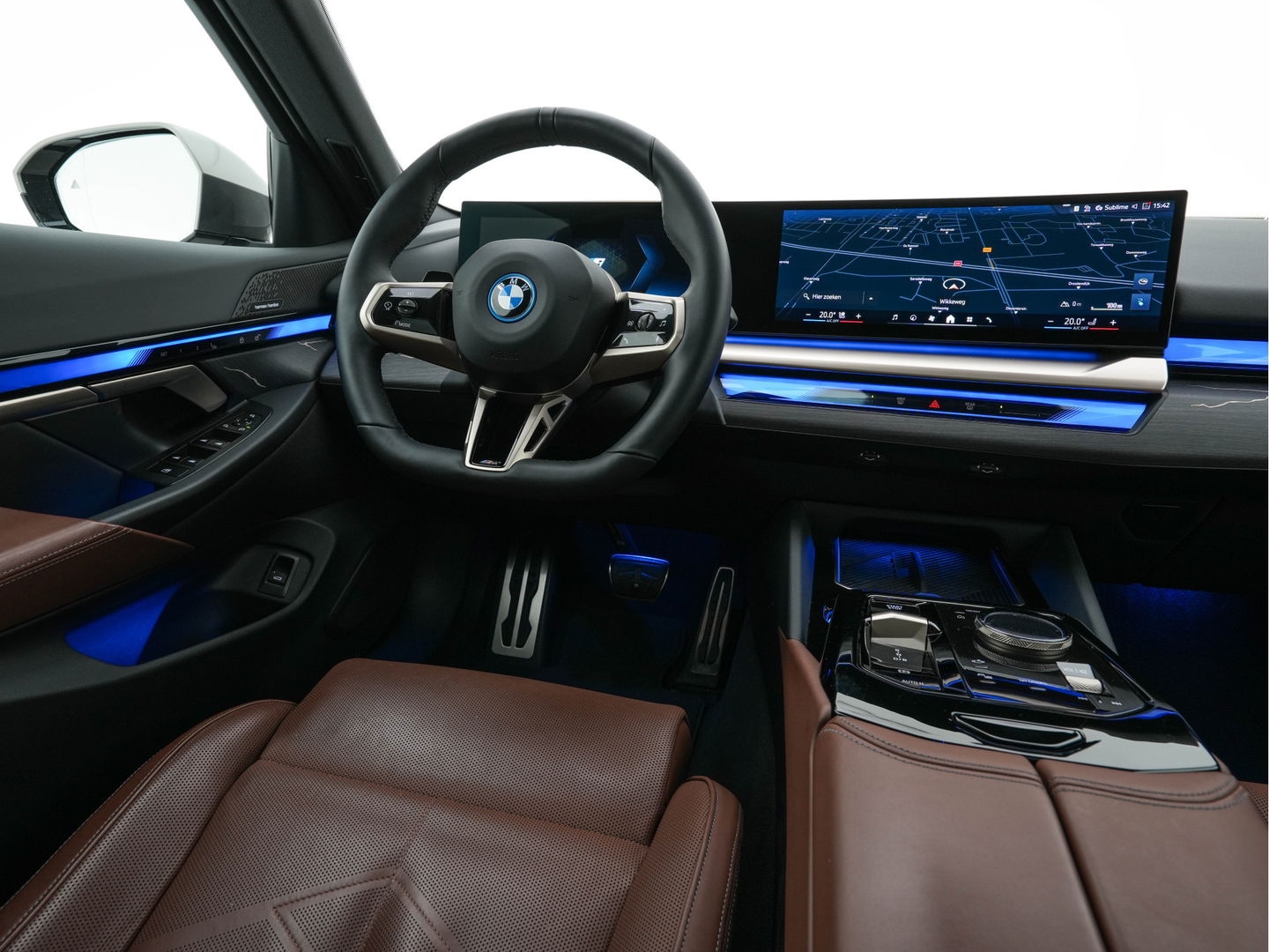 BMW i5 eDrive 40 M-Sport 84 kWh [ 3-Fase ] { SOH-96% } (INCL-BTW) *PANO | HEAD-UP | TWO-TONE-LUXURY-LEATHER | FULL-LED | BLIND-SPOT | HARMAN-KARDON-SURROUND | COMFORTSEATS |  WIDESCREEN-DIGICOCKPIT | AMBIENT-LIGHT | KEYLESS | TOPVIEW | DAB | ...