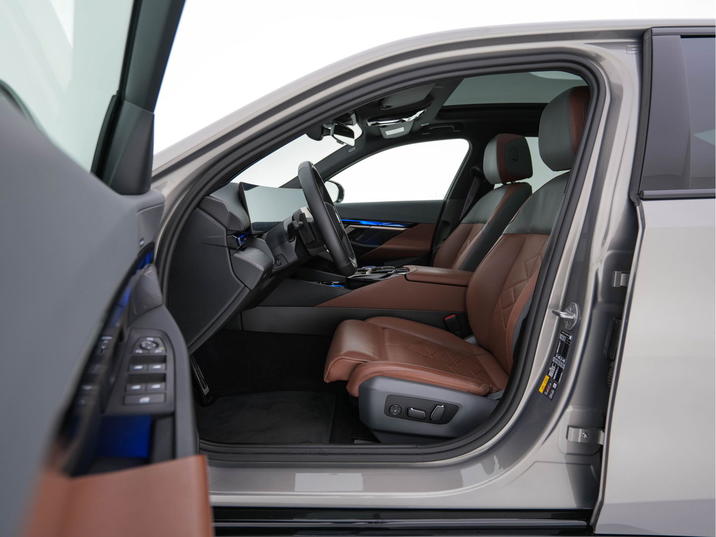 BMW i5 eDrive 40 M-Sport 84 kWh [ 3-Fase ] { SOH-96% } (INCL-BTW) *PANO | HEAD-UP | TWO-TONE-LUXURY-LEATHER | FULL-LED | BLIND-SPOT | HARMAN-KARDON-SURROUND | COMFORTSEATS |  WIDESCREEN-DIGICOCKPIT | AMBIENT-LIGHT | KEYLESS | TOPVIEW | DAB | ...