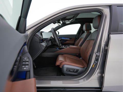 BMW i5 eDrive 40 M-Sport 84 kWh [ 3-Fase ] { SOH-96% } (INCL-BTW) *PANO | HEAD-UP | TWO-TONE-LUXURY-LEATHER | FULL-LED | BLIND-SPOT | HARMAN-KARDON-SURROUND | COMFORTSEATS |  WIDESCREEN-DIGICOCKPIT | AMBIENT-LIGHT | KEYLESS | TOPVIEW | DAB | ...