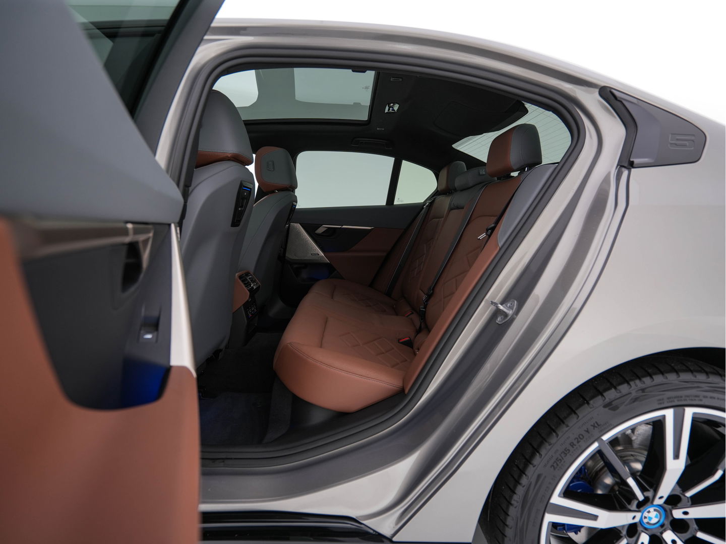 BMW i5 eDrive 40 M-Sport 84 kWh [ 3-Fase ] { SOH-96% } (INCL-BTW) *PANO | HEAD-UP | TWO-TONE-LUXURY-LEATHER | FULL-LED | BLIND-SPOT | HARMAN-KARDON-SURROUND | COMFORTSEATS |  WIDESCREEN-DIGICOCKPIT | AMBIENT-LIGHT | KEYLESS | TOPVIEW | DAB | ...