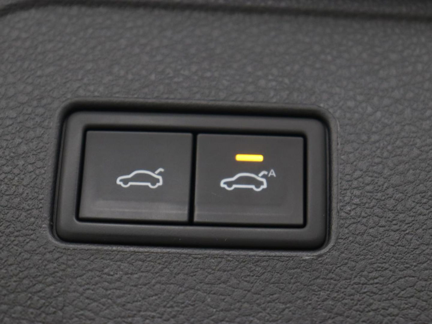 Volkswagen Passat 1.5 TSI R-Line | Panoramadak | Trekhaak | Matrix LED | Stoelverwarming | Adaptive cruise | Leder/Alcantara | Camera | Carplay | Keyless | Climate control | Parkeerhulp