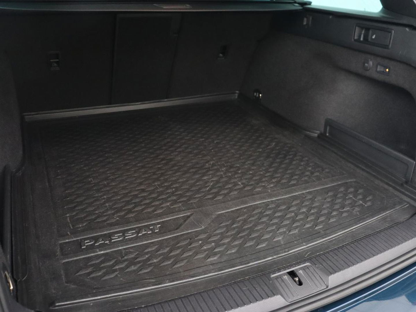 Volkswagen Passat 1.5 TSI R-Line | Panoramadak | Trekhaak | Matrix LED | Stoelverwarming | Adaptive cruise | Leder/Alcantara | Camera | Carplay | Keyless | Climate control | Parkeerhulp