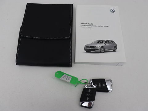 Volkswagen Passat 1.5 TSI R-Line | Panoramadak | Trekhaak | Matrix LED | Stoelverwarming | Adaptive cruise | Leder/Alcantara | Camera | Carplay | Keyless | Climate control | Parkeerhulp