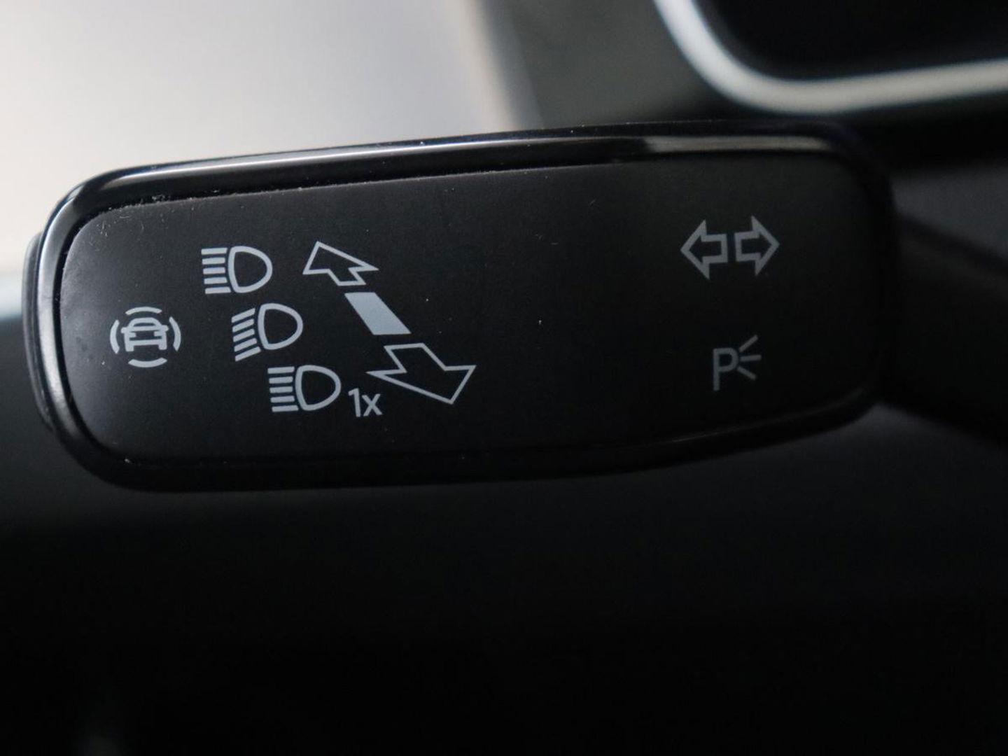 Volkswagen Passat 1.5 TSI R-Line | Panoramadak | Trekhaak | Matrix LED | Stoelverwarming | Adaptive cruise | Leder/Alcantara | Camera | Carplay | Keyless | Climate control | Parkeerhulp