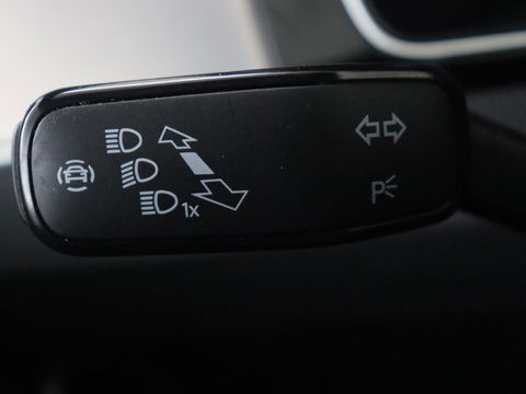 Volkswagen Passat 1.5 TSI R-Line | Panoramadak | Trekhaak | Matrix LED | Stoelverwarming | Adaptive cruise | Leder/Alcantara | Camera | Carplay | Keyless | Climate control | Parkeerhulp