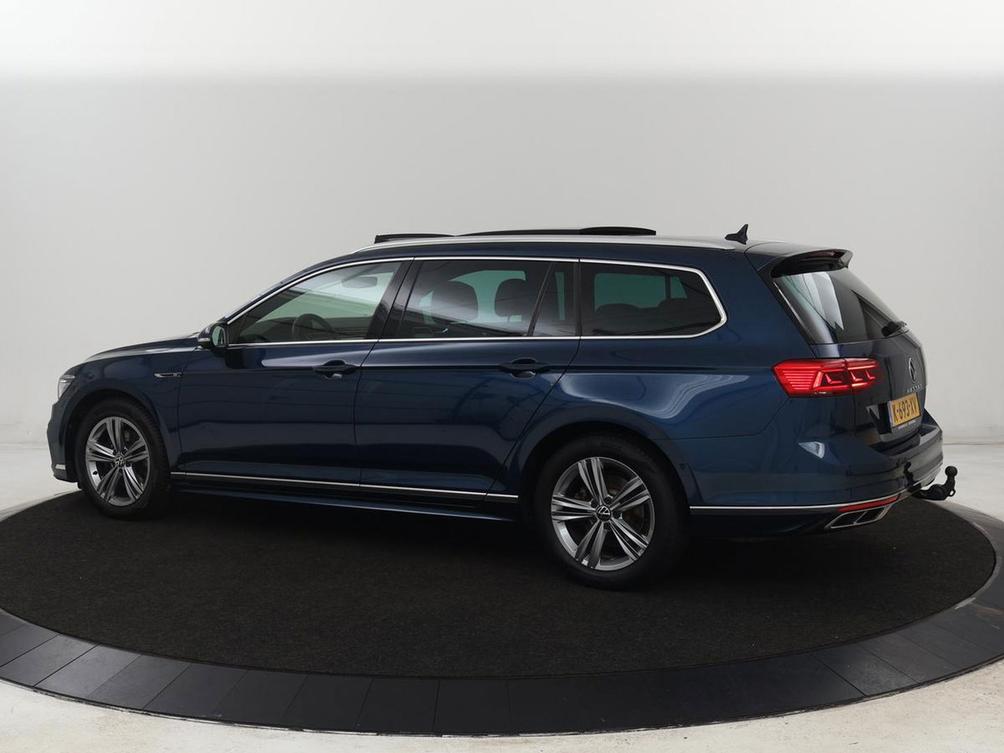 Volkswagen Passat 1.5 TSI R-Line | Panoramadak | Trekhaak | Matrix LED | Stoelverwarming | Adaptive cruise | Leder/Alcantara | Camera | Carplay | Keyless | Climate control | Parkeerhulp