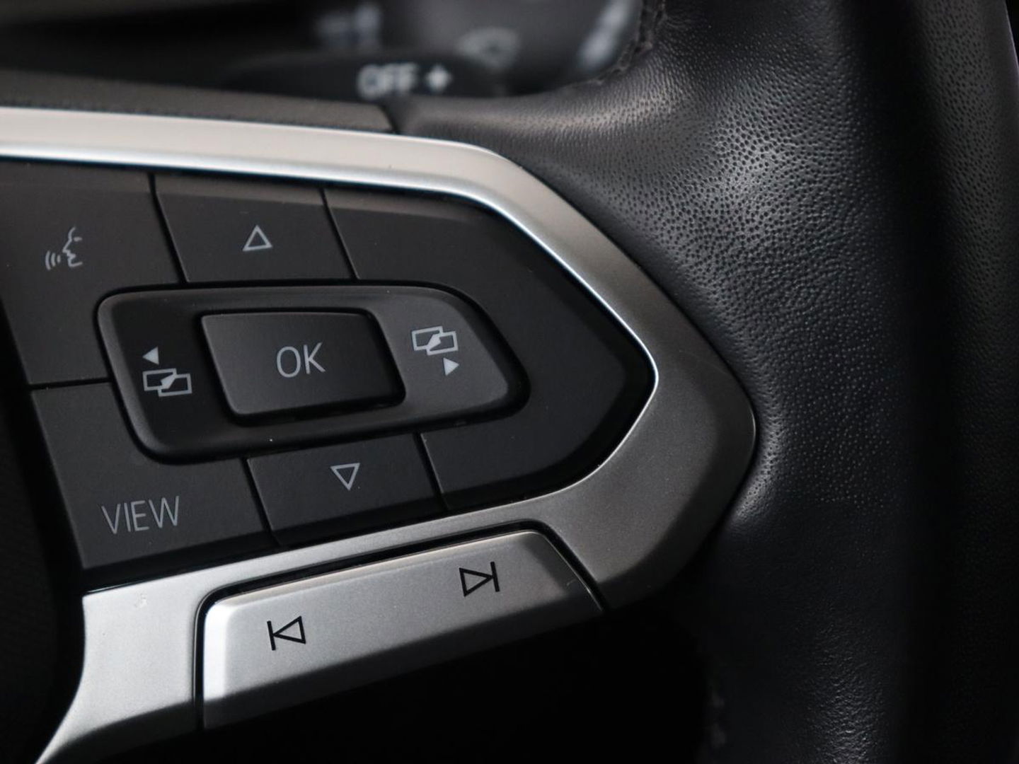 Volkswagen Passat 1.5 TSI R-Line | Panoramadak | Trekhaak | Matrix LED | Stoelverwarming | Adaptive cruise | Leder/Alcantara | Camera | Carplay | Keyless | Climate control | Parkeerhulp