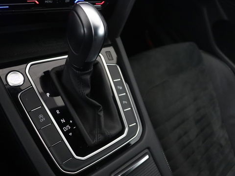 Volkswagen Passat 1.5 TSI R-Line | Panoramadak | Trekhaak | Matrix LED | Stoelverwarming | Adaptive cruise | Leder/Alcantara | Camera | Carplay | Keyless | Climate control | Parkeerhulp