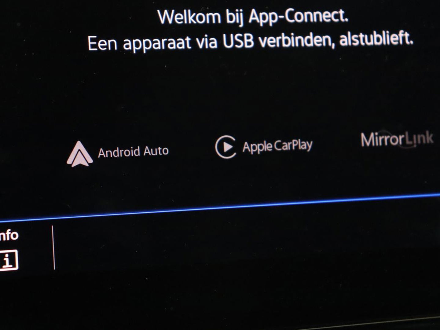Volkswagen Passat 1.5 TSI R-Line | Panoramadak | Trekhaak | Matrix LED | Stoelverwarming | Adaptive cruise | Leder/Alcantara | Camera | Carplay | Keyless | Climate control | Parkeerhulp