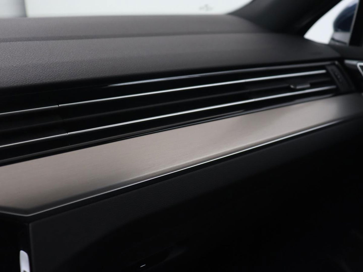 Volkswagen Passat 1.5 TSI R-Line | Panoramadak | Trekhaak | Matrix LED | Stoelverwarming | Adaptive cruise | Leder/Alcantara | Camera | Carplay | Keyless | Climate control | Parkeerhulp