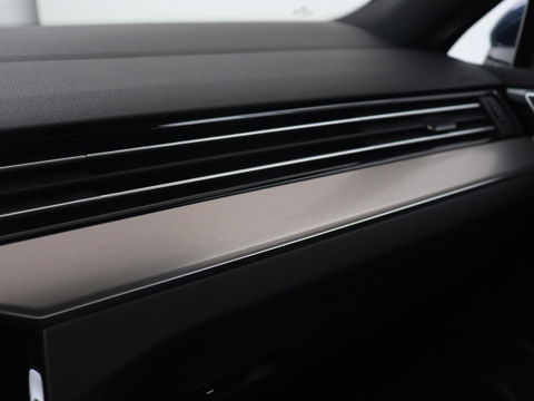 Volkswagen Passat 1.5 TSI R-Line | Panoramadak | Trekhaak | Matrix LED | Stoelverwarming | Adaptive cruise | Leder/Alcantara | Camera | Carplay | Keyless | Climate control | Parkeerhulp