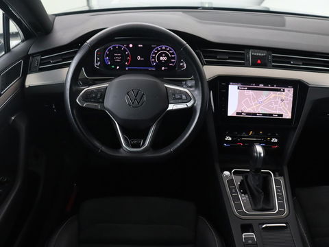 Volkswagen Passat 1.5 TSI R-Line | Panoramadak | Trekhaak | Matrix LED | Stoelverwarming | Adaptive cruise | Leder/Alcantara | Camera | Carplay | Keyless | Climate control | Parkeerhulp