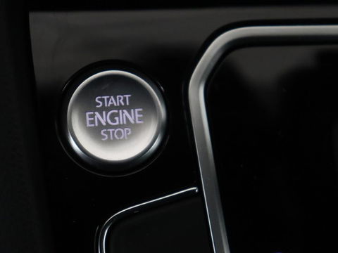 Volkswagen Passat 1.5 TSI R-Line | Panoramadak | Trekhaak | Matrix LED | Stoelverwarming | Adaptive cruise | Leder/Alcantara | Camera | Carplay | Keyless | Climate control | Parkeerhulp