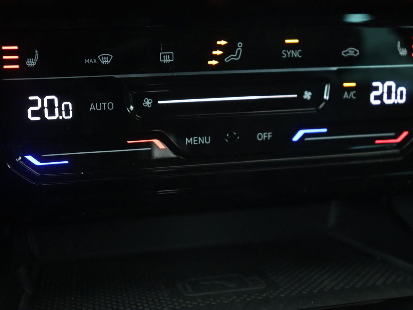 Volkswagen Passat 1.5 TSI R-Line | Panoramadak | Trekhaak | Matrix LED | Stoelverwarming | Adaptive cruise | Leder/Alcantara | Camera | Carplay | Keyless | Climate control | Parkeerhulp