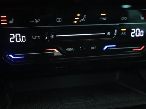 Volkswagen Passat 1.5 TSI R-Line | Panoramadak | Trekhaak | Matrix LED | Stoelverwarming | Adaptive cruise | Leder/Alcantara | Camera | Carplay | Keyless | Climate control | Parkeerhulp